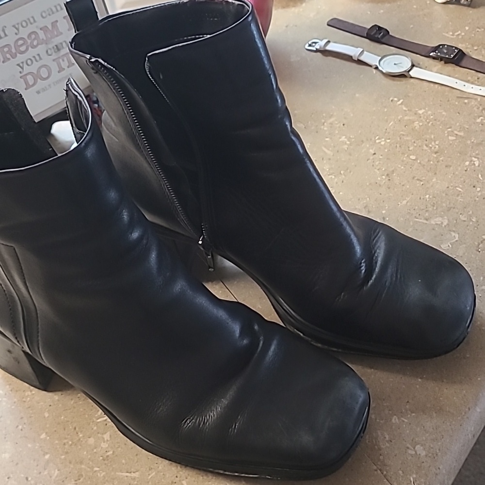 ECCO size 8 Black Leater Boots. Used. See Photos For Wear. Could Use Good Polish
